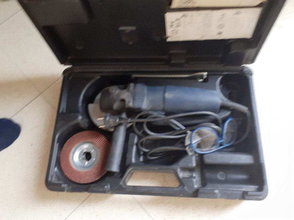 Semi-professionele slijpmachine met bijhorende opbergkoffer, Enlèvement