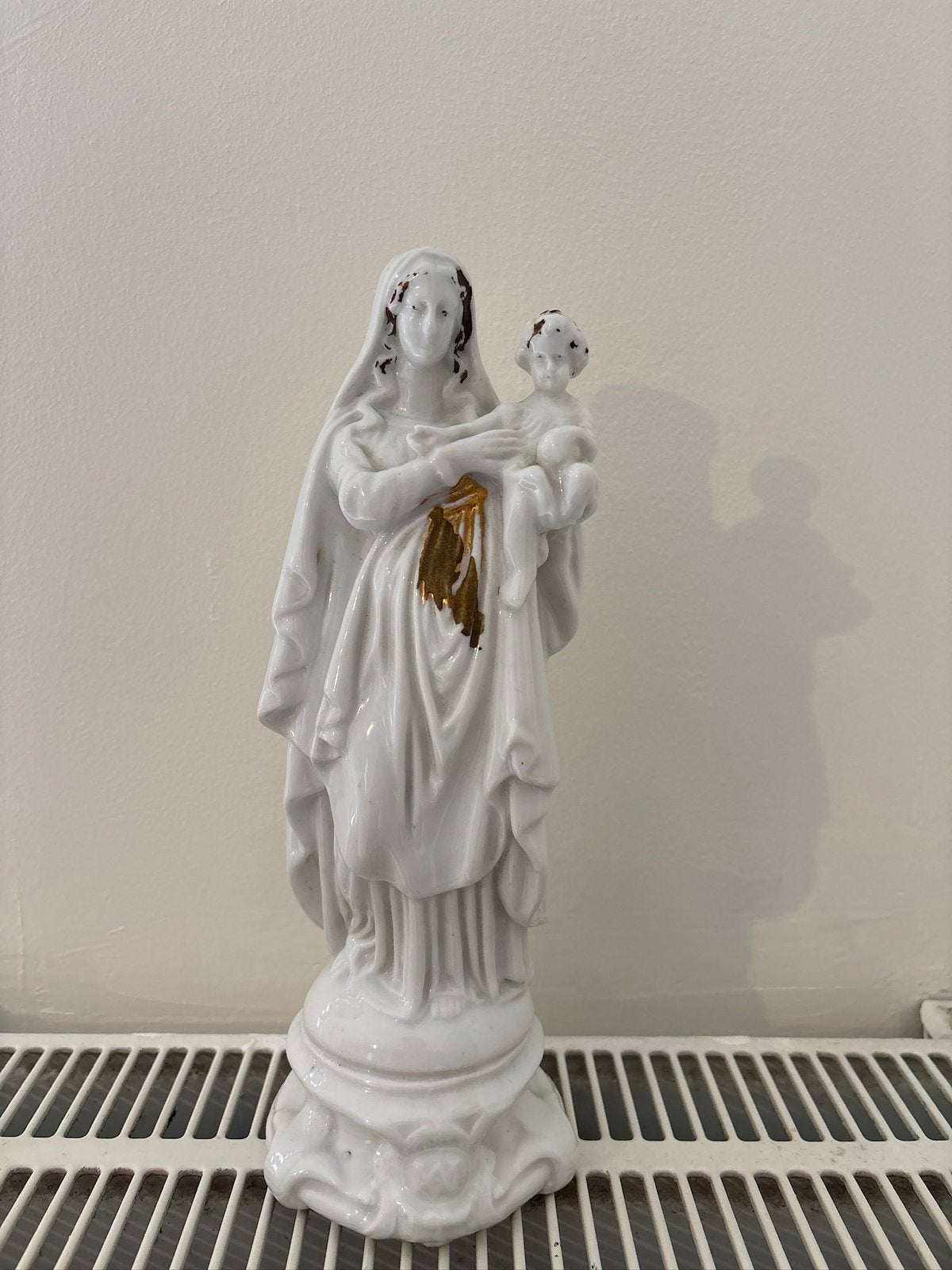 Statuette , vierge à l’enfant- 26 cm porcelaine émaillée., Antiquités & Art, Enlèvement ou Envoi