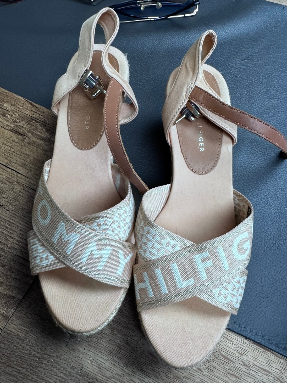 nieuw tommy hilfiger sandalen maat 41, Neuf, Beige, Enlèvement, Sandales et Mûles