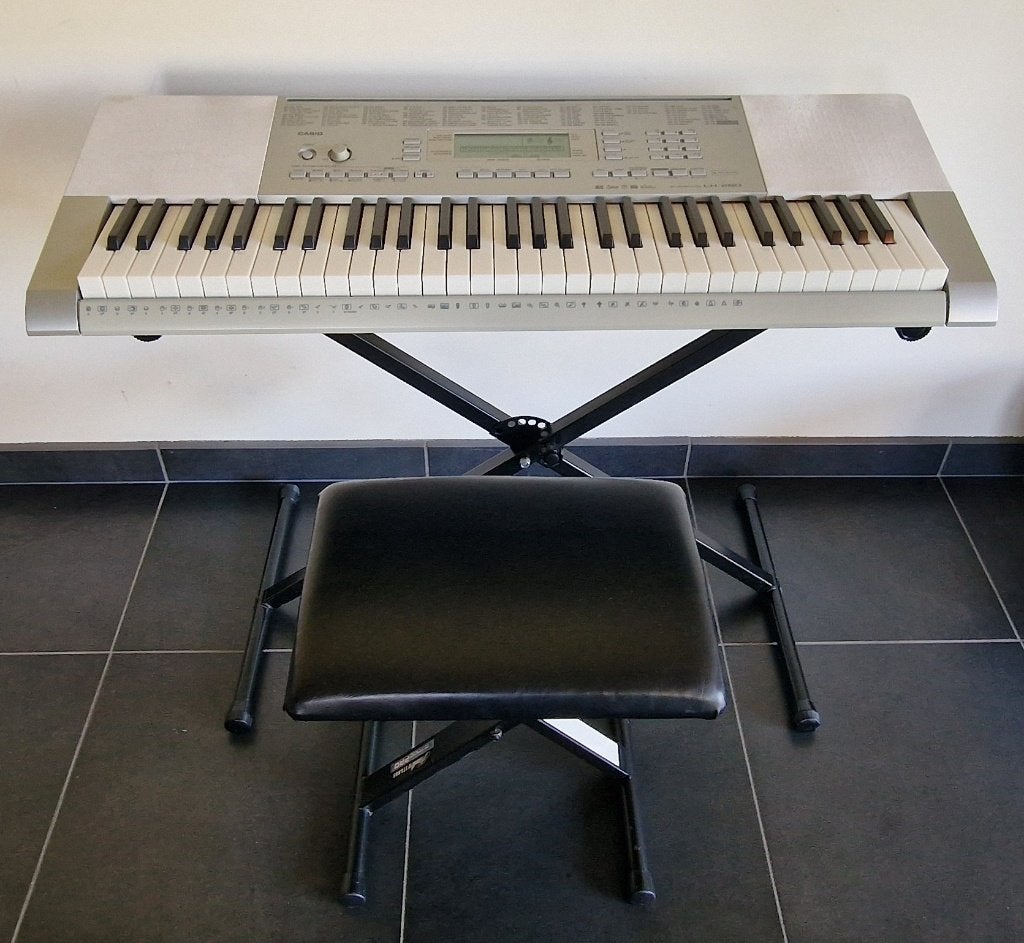 Casio LK‑280 keyboard + verstelbare standaard + pianokruk, Muziek en Instrumenten, Ophalen, Zo goed als nieuw, Casio, Aanslaggevoelig