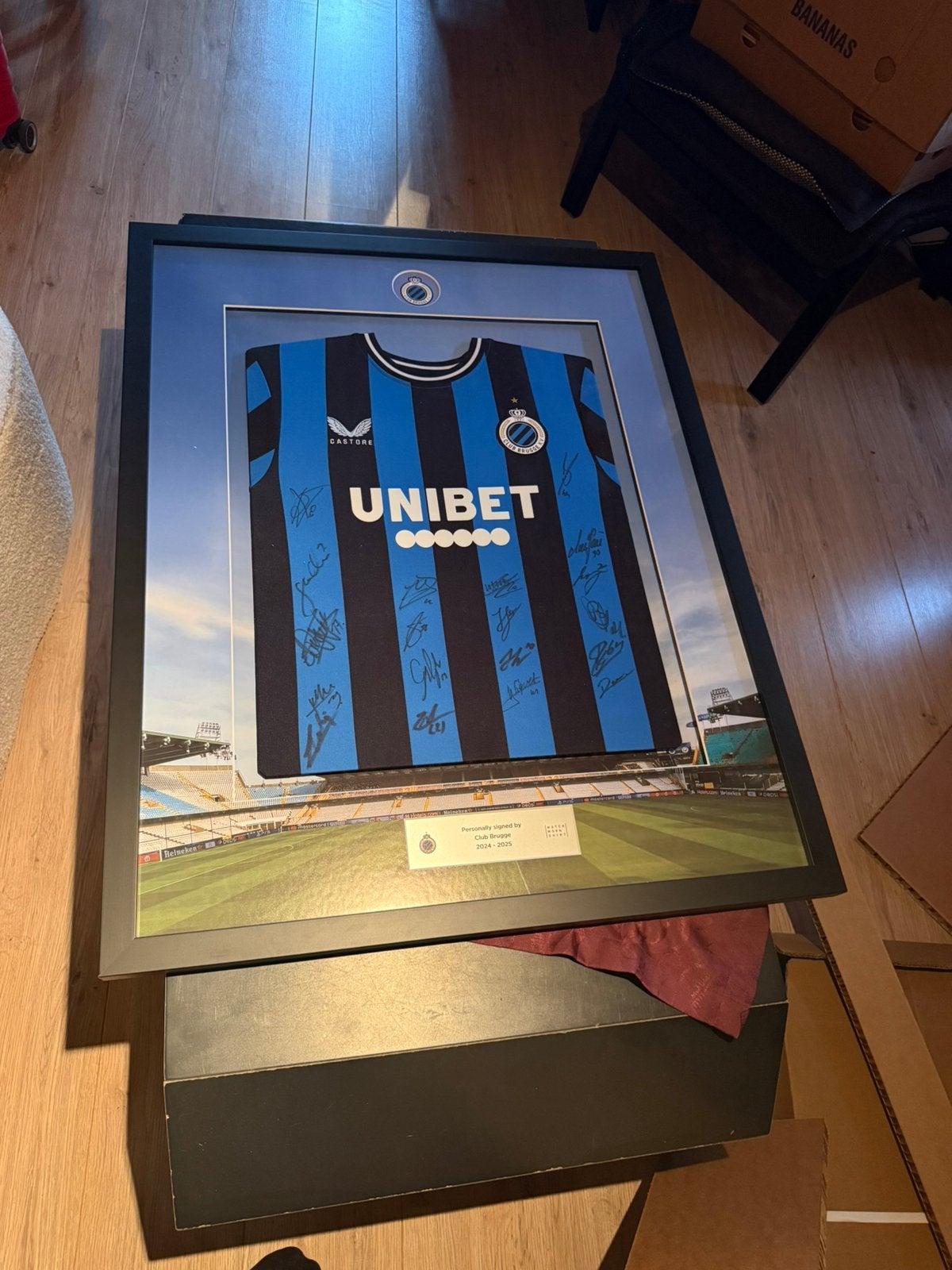 Prachtig gesigneerd en ingekaderd shirt Club Brugge, Verzamelen, Shirt, Ophalen of Verzenden, Zo goed als nieuw, MWS