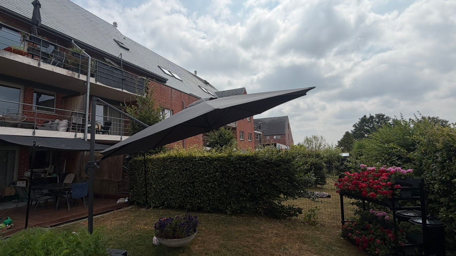 Gedeporteerde parasol met zijn voet, Ophalen, Zo goed als nieuw