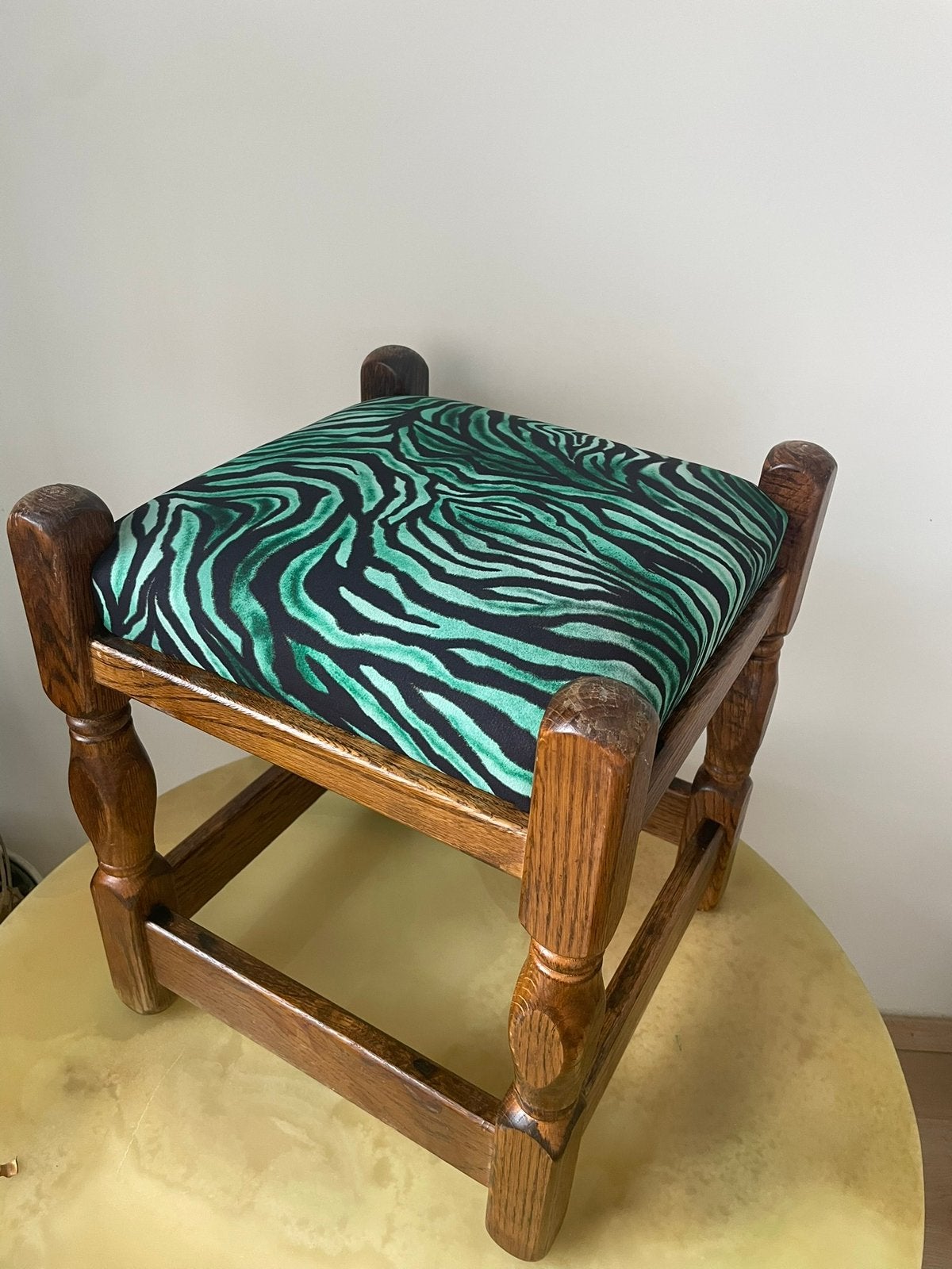 Houten kruk met groene leopard zitting, Ophalen of Verzenden, Gebruikt