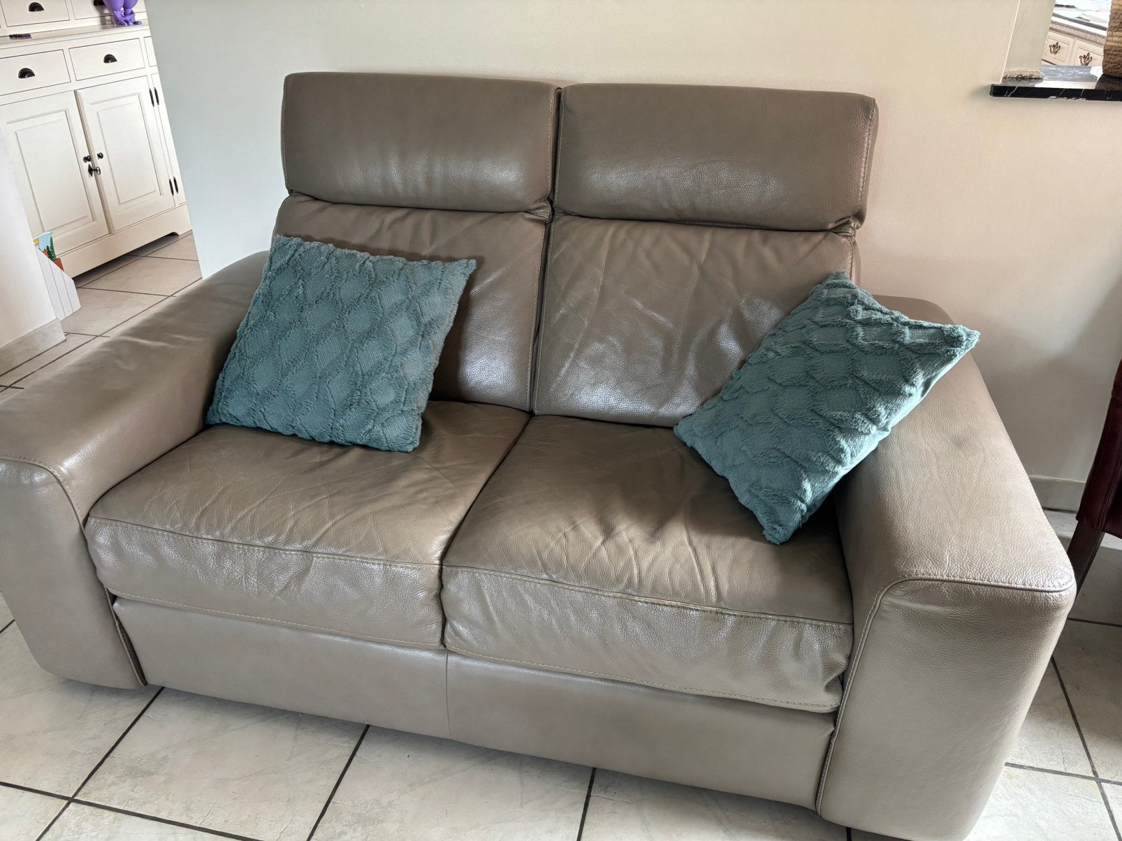 Tweezit in leder ,grijs/beige Chateau d’Ax, Huis en Inrichting, Ophalen, Zo goed als nieuw