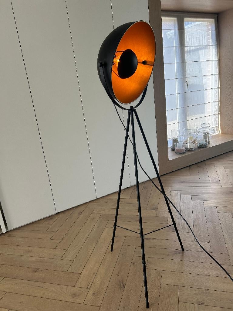 Industriële Tripod Vloerlamp – Zwart & Goud – Studio Loo, Huis en Inrichting, Ophalen, Zo goed als nieuw, Industrieel