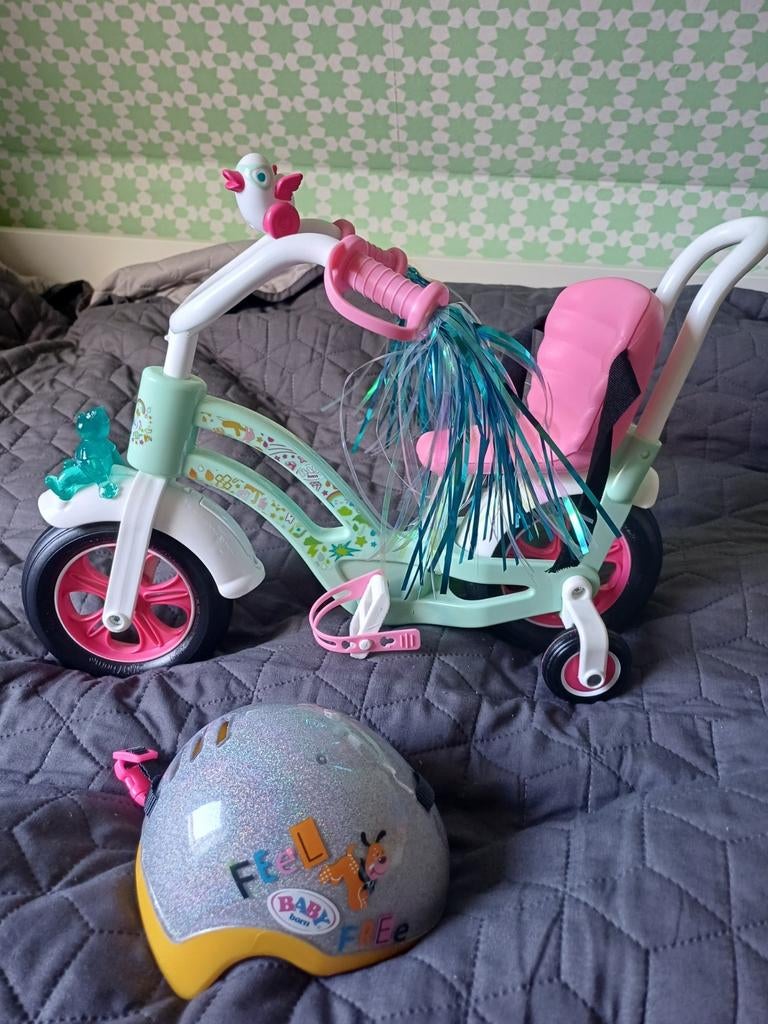 Fiets met helm baby born, Ophalen of Verzenden