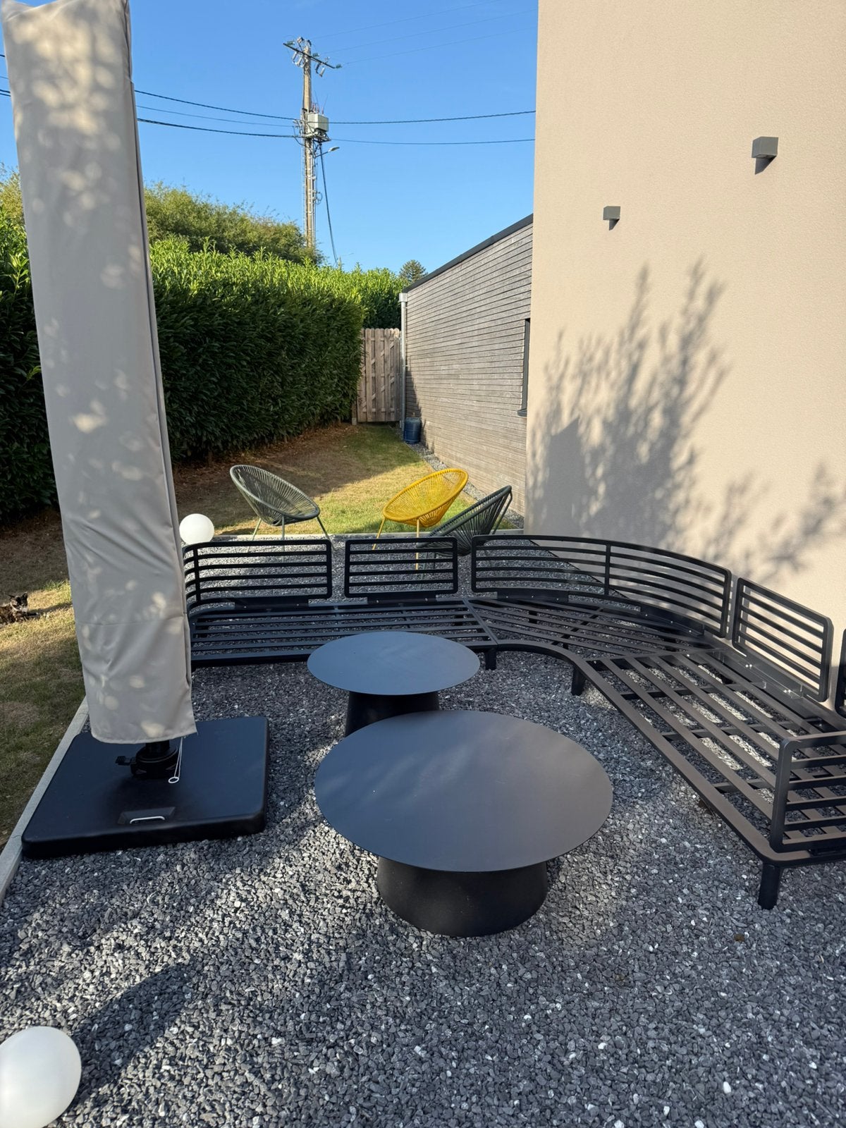 Salon jardin Exterioo Mosa + tables + parasol – comme neuf, 3 à 4 mètres, Comme neuf, Parasol flottant, Enlèvement