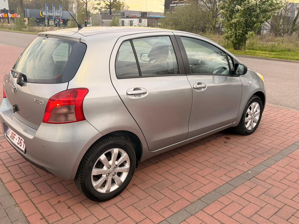 Toyota Yaris 1.3 Benzine Airco Lez OK, Auto's, Toyota, 1296 cc, Particulier, 3 cilinders, Onderhoudsboekje