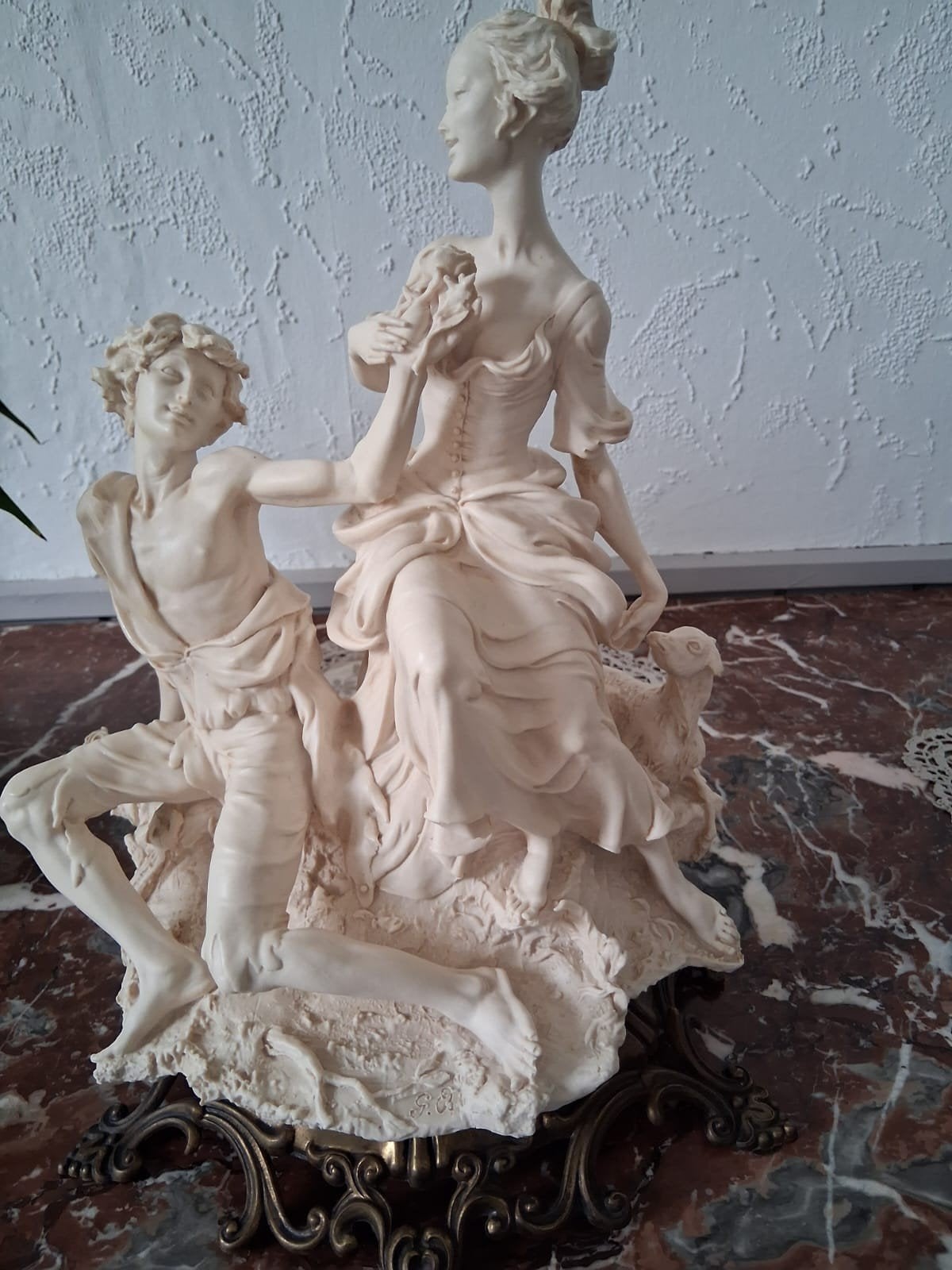 Groupe de sculptures classiques décoratives — femme et garç, Enlèvement ou Envoi