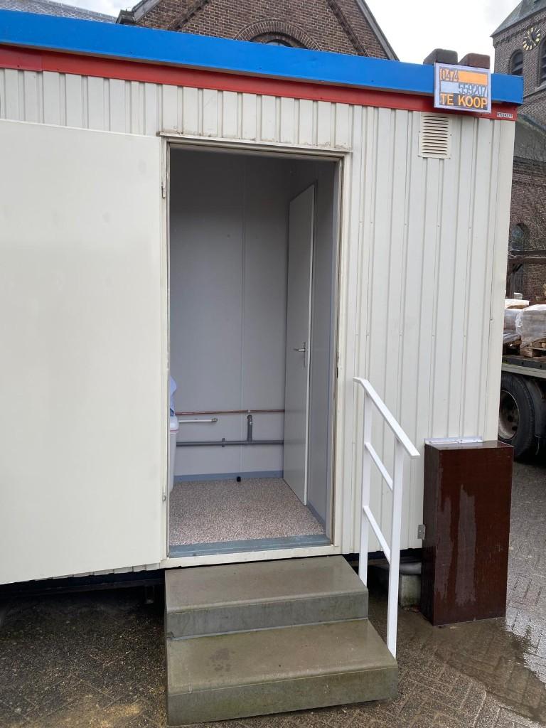 Container unit met keukentje en WC, Ophalen
