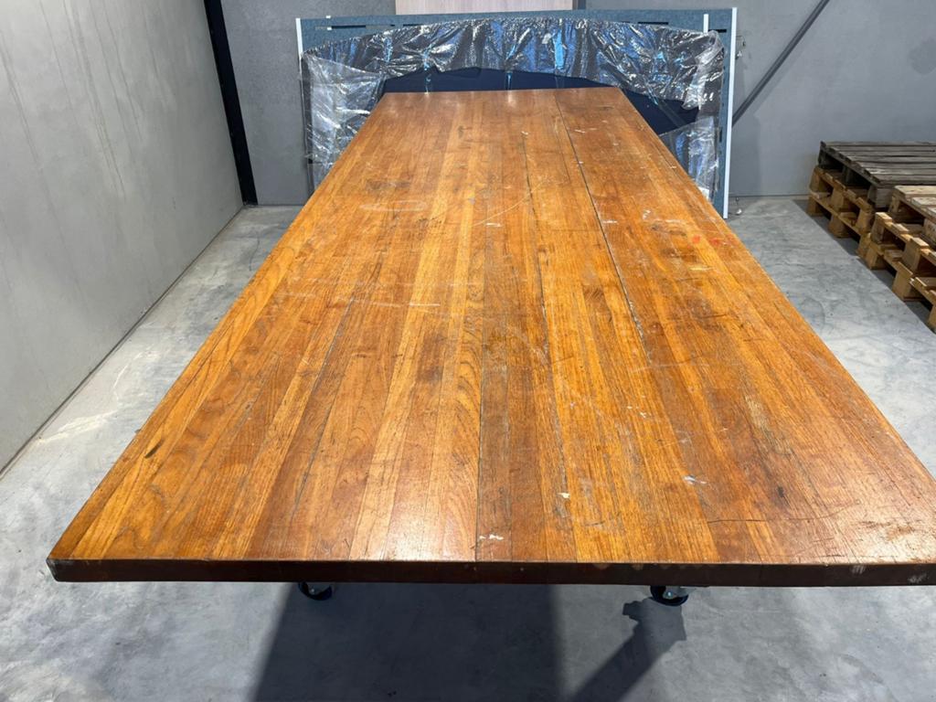 Degelijke masieve tafel op zwenkwielen, Ophalen, Gebruikt, 100 tot 150 cm, 200 cm of meer