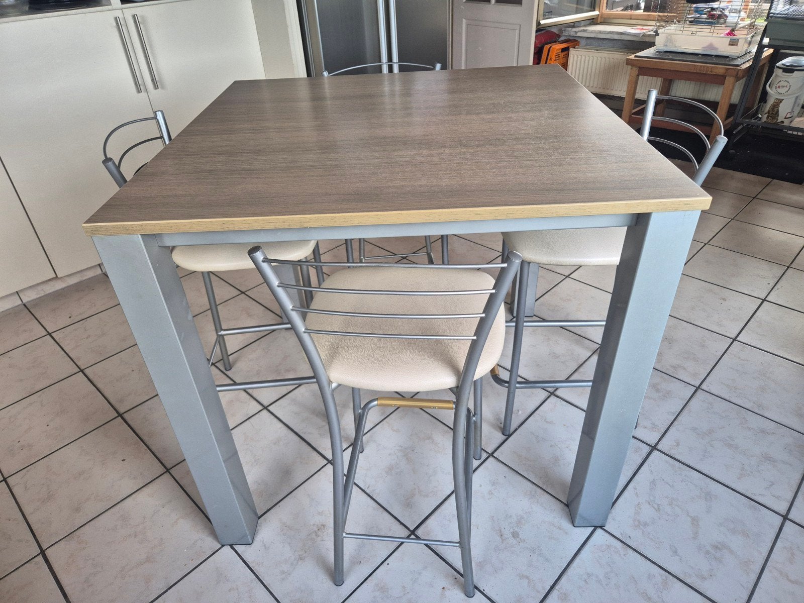 Table haute carrée avec 4 chaises hautes, Enlèvement
