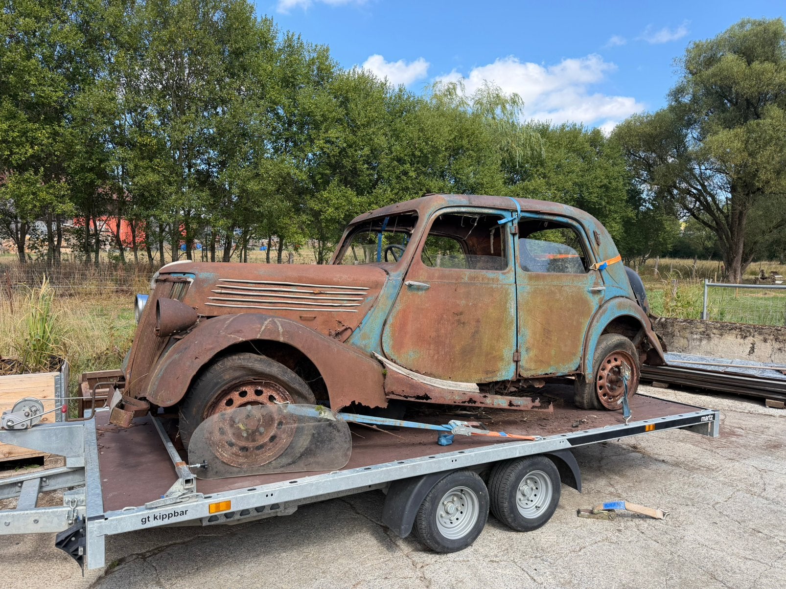 Wrak van de Renault NovaQuatre uit 1938, foto 2