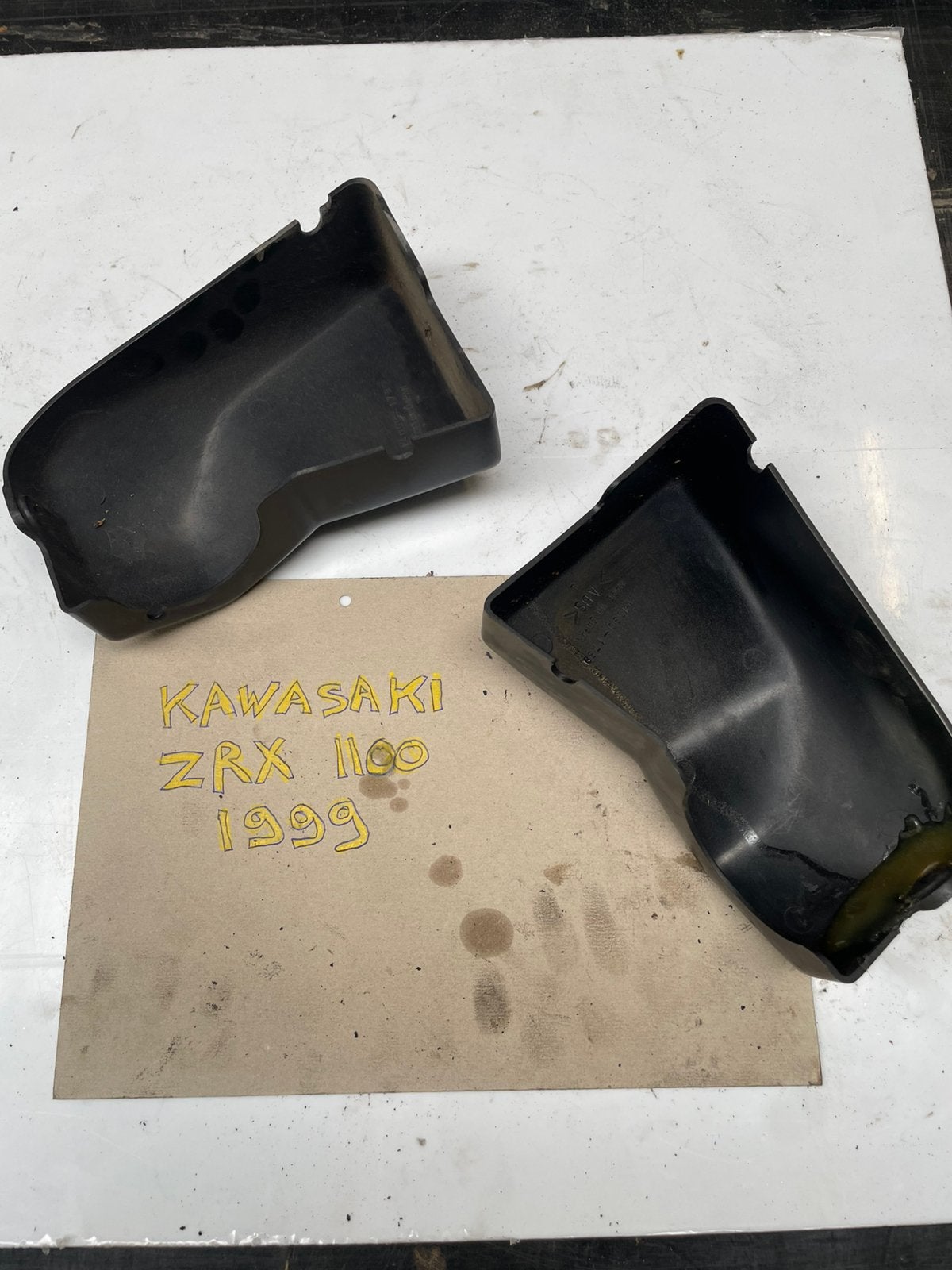Rechter en linker zijkuip luchtfilterhuis kawasaki ZRX 1100, Ophalen of Verzenden, Gebruikt