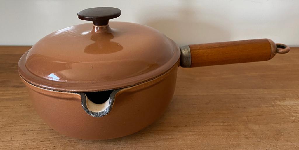 Casserole vintage Le Creuset avec un bec verseur, couvercle., Gietijzer, Zo goed als nieuw, Keramische plaat, Ophalen
