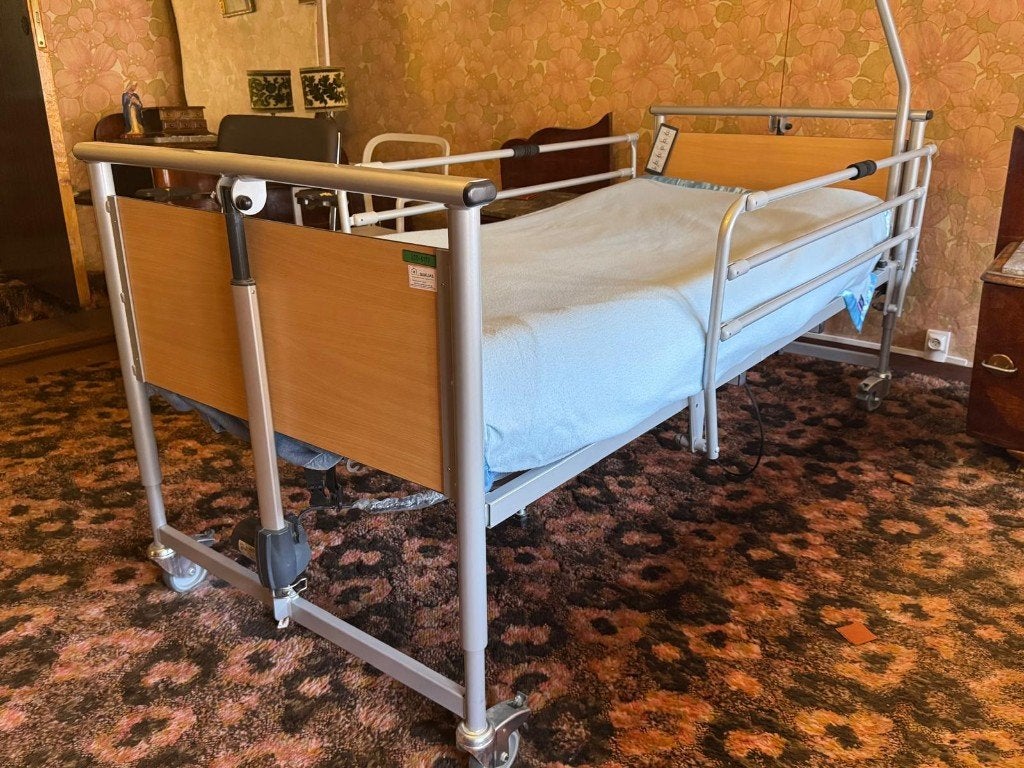 Lit médicalisé électrique complet avec télécommande, Divers, Matériel Infirmier, Enlèvement, Utilisé