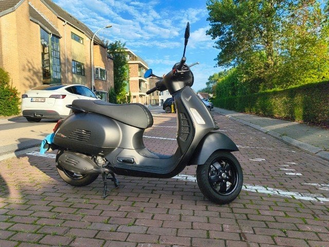 Vespa 300 GTS HPE Notte, Motoren, Scooter, Nieuw, Particulier, Automaat