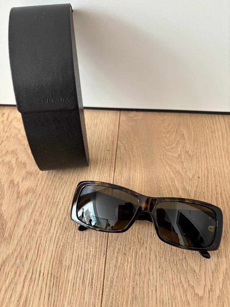 Zonnebril Prada dames, Handtassen en Accessoires, Zonnebrillen en Brillen | Dames, Ophalen, Zonnebril, Zo goed als nieuw, Prada