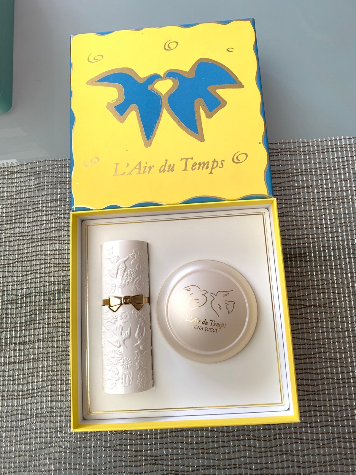 Nina Ricci L’air du Temps nieuwe zeep en edt, Verzamelen, Ophalen of Verzenden, Zo goed als nieuw