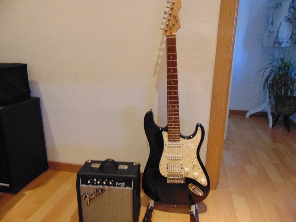 Gitaar Stratocastor Royson + versterker Fender frontman 10w., Muziek en Instrumenten, Ophalen, Nieuw, Elektrisch, 6-snarig