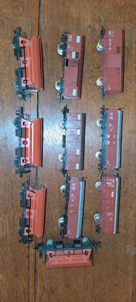Gros lot de wagons et locomotive