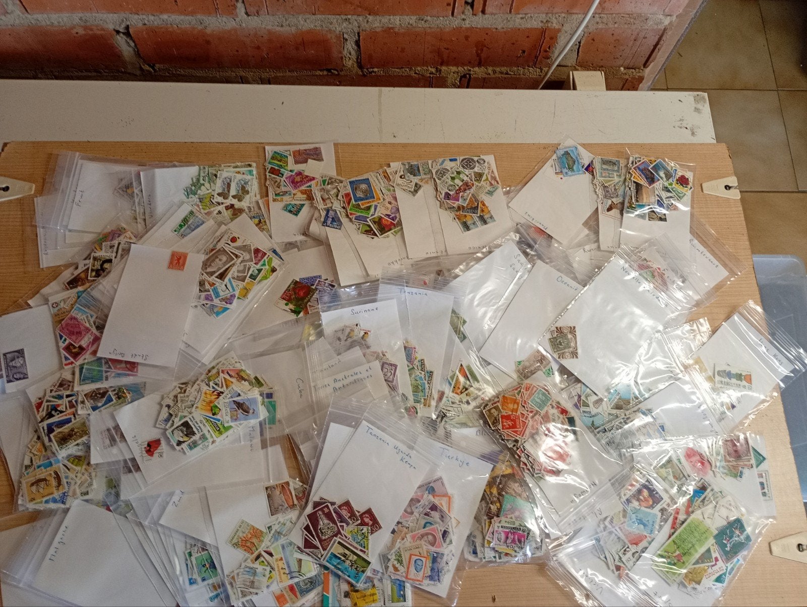 G41) grand lot de timbres en sachets, Timbres & Monnaies, Timbres | Albums complets & Collections, Enlèvement ou Envoi