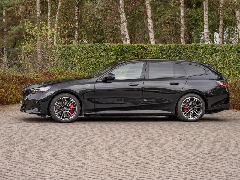 BMW i5 eDrive40 Touring/M-Sport Pro/Pano/Harman, Auto's, Automaat, Parkeerassistent, 340 pk, Zwart