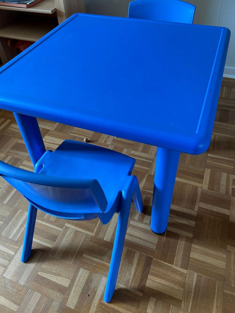 Stevig kindertafeltje met 2 stoeltjes, Ophalen, Zo goed als nieuw