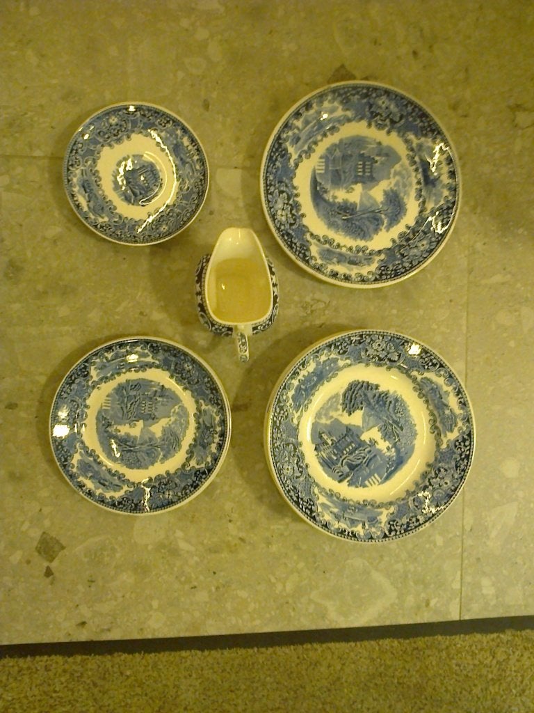 Lot CASTILLO borden en melkkannetje, Petrus Regout, Antiek en Kunst, Antiek | Servies los, Ophalen