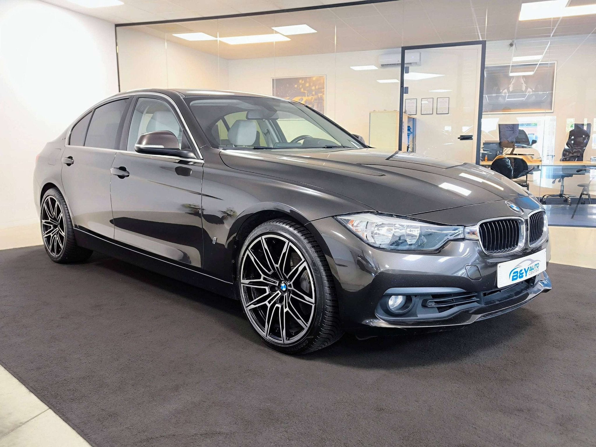 BMW 3 Serie 330 eA Plug-In Hybrid / Leder BTW Aftrekbaar, Auto's, Automaat, Achterwielaandrijving, Gebruikt, 4 cilinders