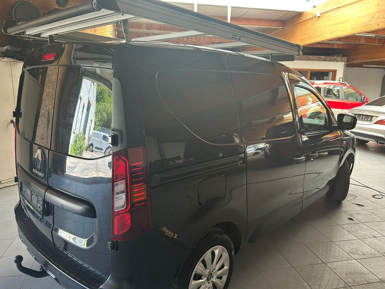 RENAULT EXPRESSES, Auto's, Renault, Voorwielaandrijving, Euro 6, 4 cilinders, Zwart