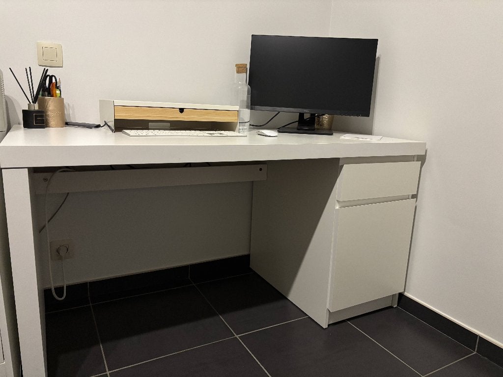 IKEA bureau met lade en kast – wit – 140x73x65 cm, Scandinave, Goulotte de câbles, 65 cm, Enlèvement