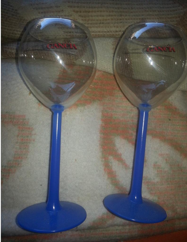 2 apëroglazen met blauwe voet, Verzamelen, Ophalen, Zo goed als nieuw, Borrel- of Shotglas