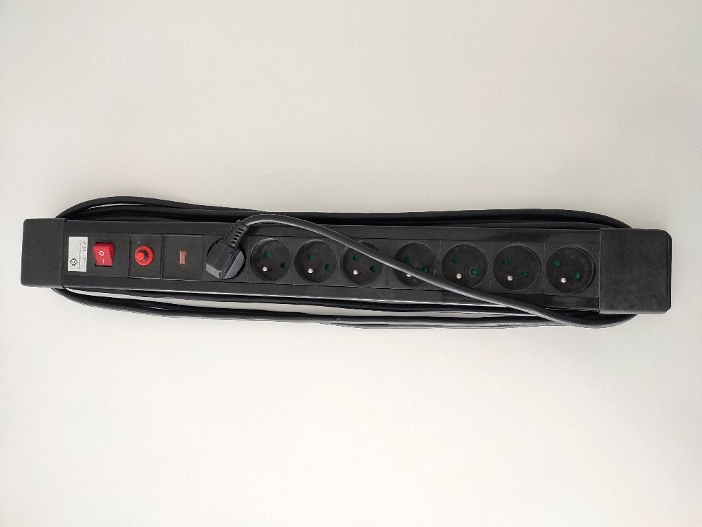 stekkerdoos (8x) met overspanningsbeveiliging, Doe-het-zelf en Bouw, Elektriciteit en Kabels, Ophalen of Verzenden, Gebruikt, Stekkerdoos