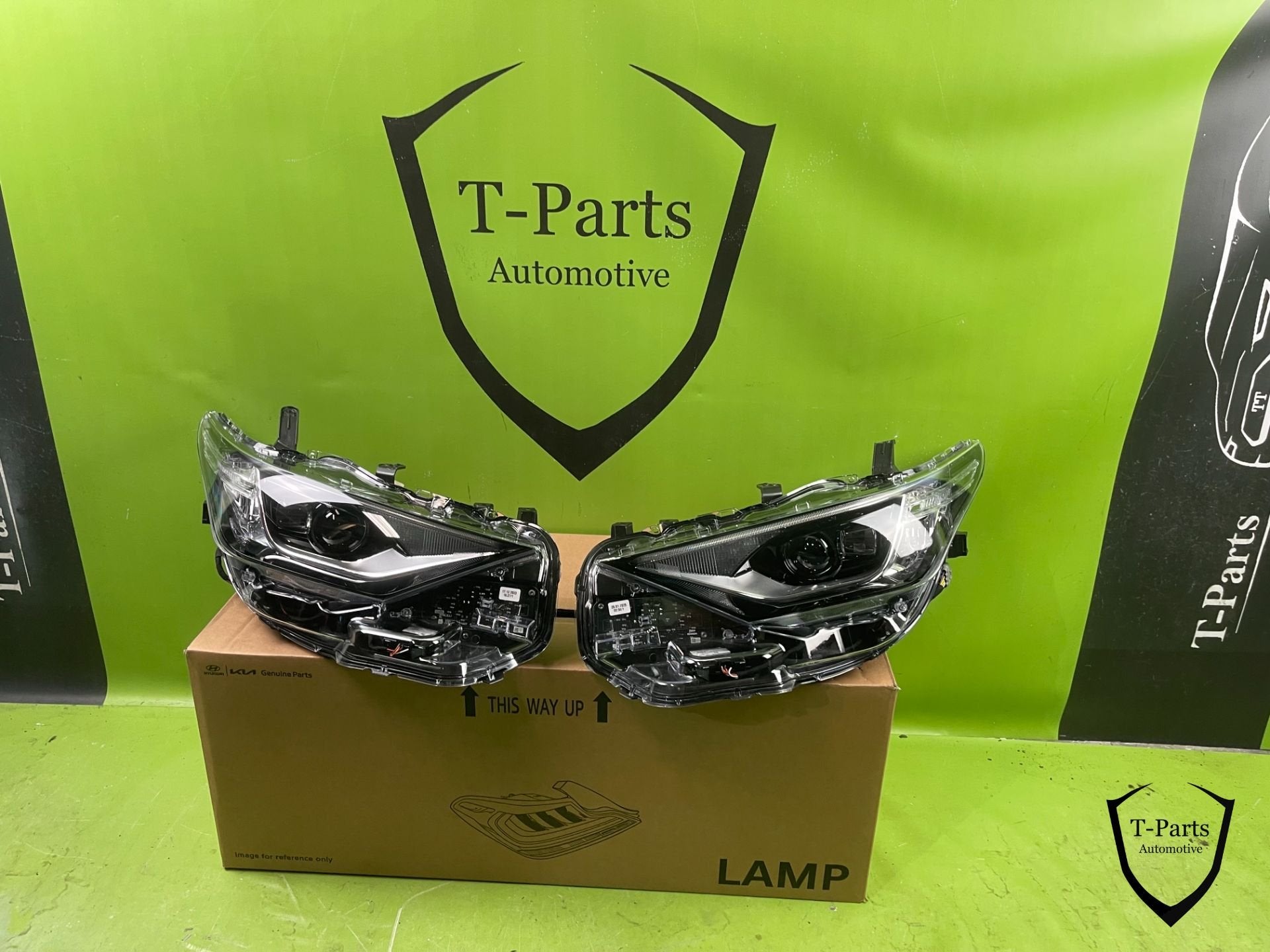 toyota auris koplamp links rechts 8111002k60 8117002k60 lamp, Info@fabrikant.eu, Fabrikant BV, Nieuw, Toyota