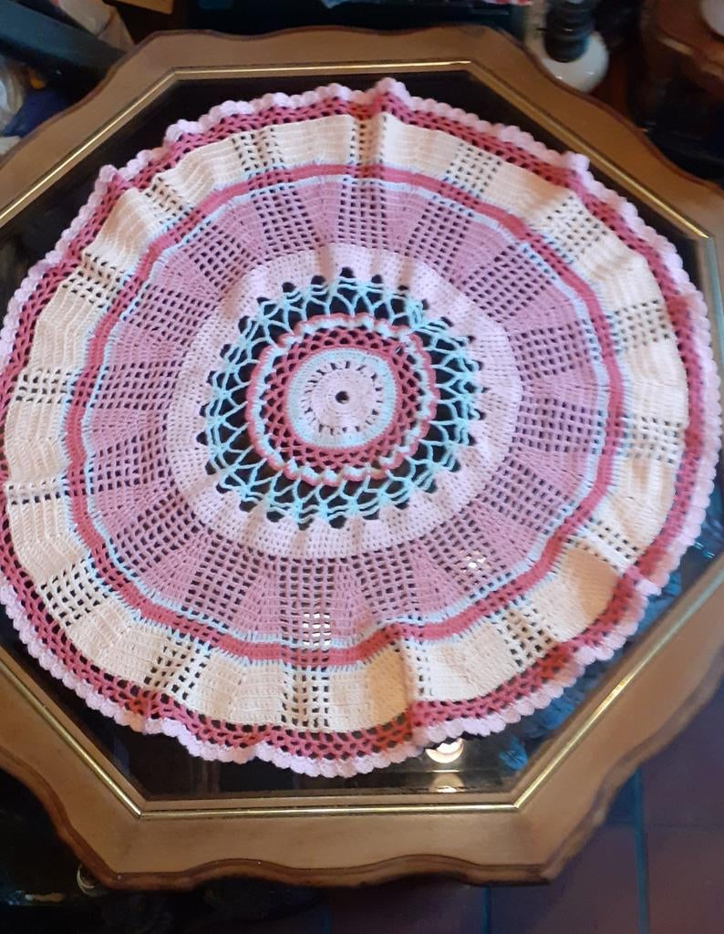 napperon de 90 cm crocheté laine de couleur  (1), Antiquités & Art, Enlèvement ou Envoi