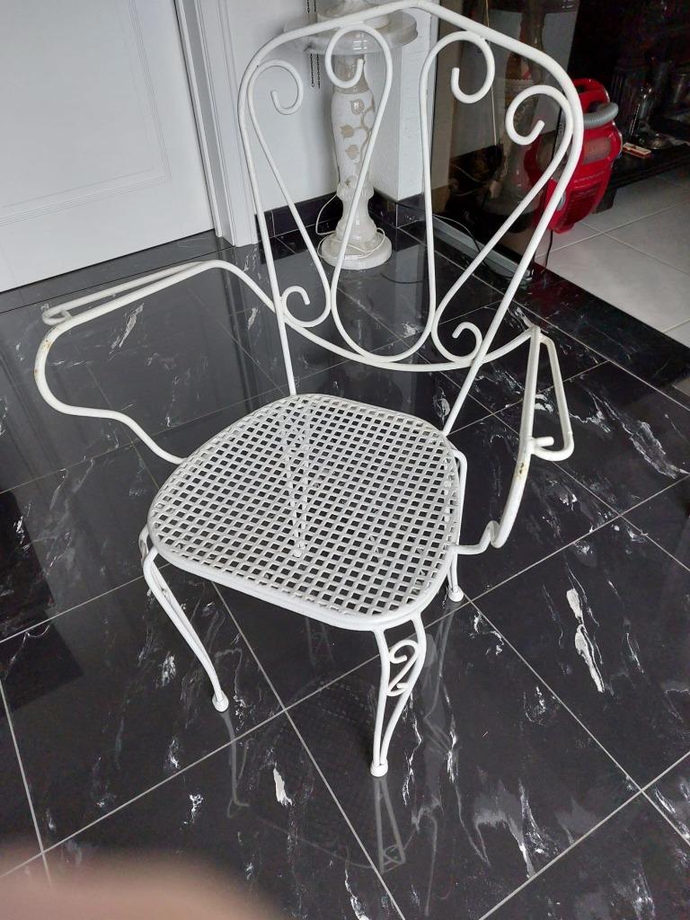 Vintage Franse "shabby chic" ijzeren tuinstoel met armleunin, Ophalen