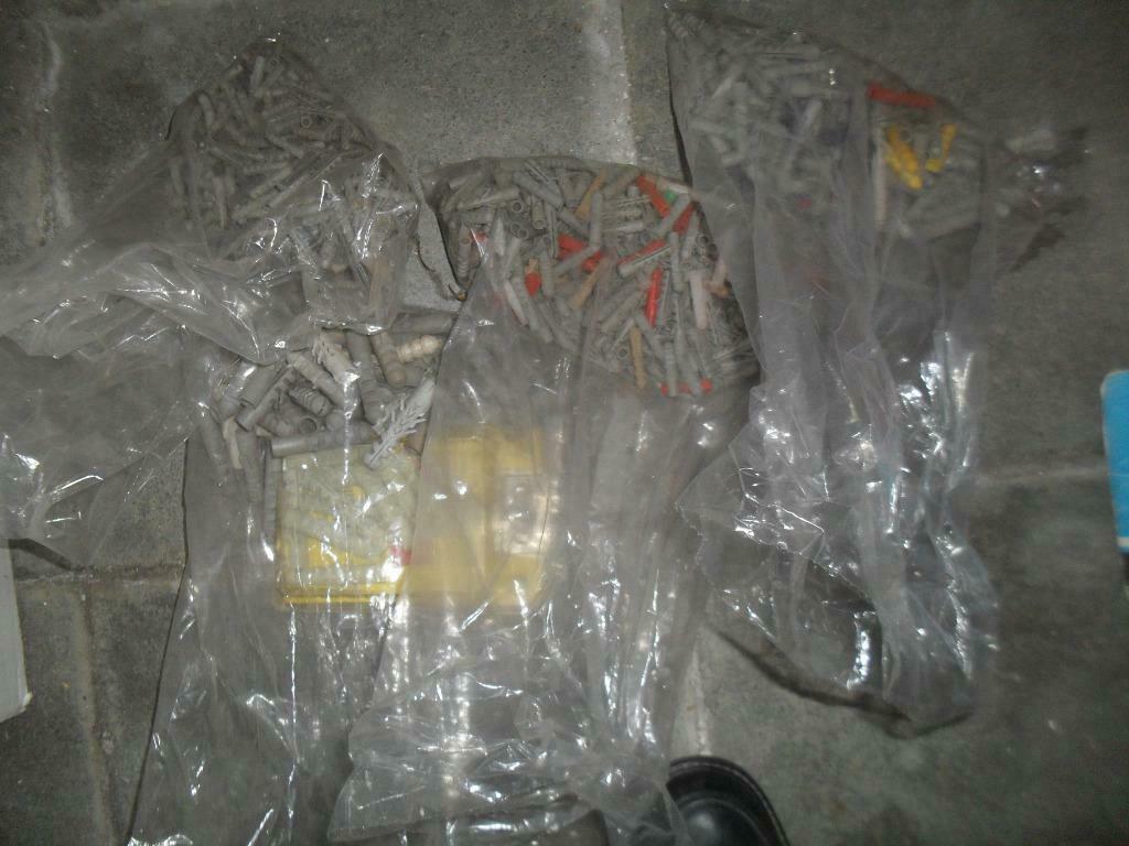 4 sacs de chevilles plastique, Enlèvement, Neuf, Chevilles