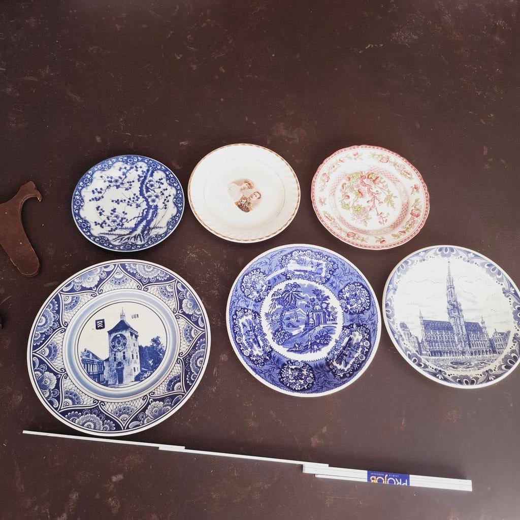 Assiettes anciennes en porcelaine, Enlèvement ou Envoi