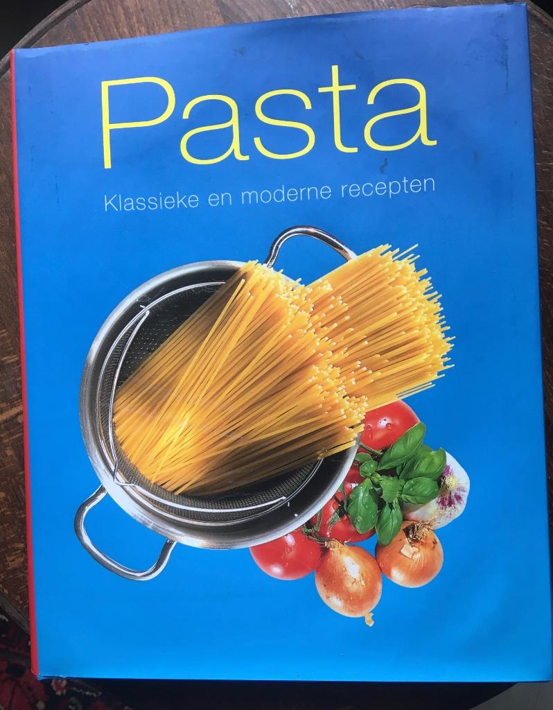 Boek hardcover Pasta klassieke & moderne recepten 380 blz, Ophalen of Verzenden, Zo goed als nieuw, Italië, Hoofdgerechten