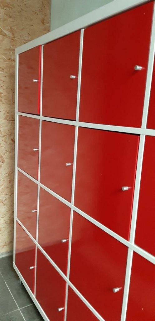 Kallax opbergmeubel 16 vakken met rode deuren (2 beshikbaar), Huis en Inrichting, Ophalen, Kunststof, Zo goed als nieuw, Minder dan 150 cm