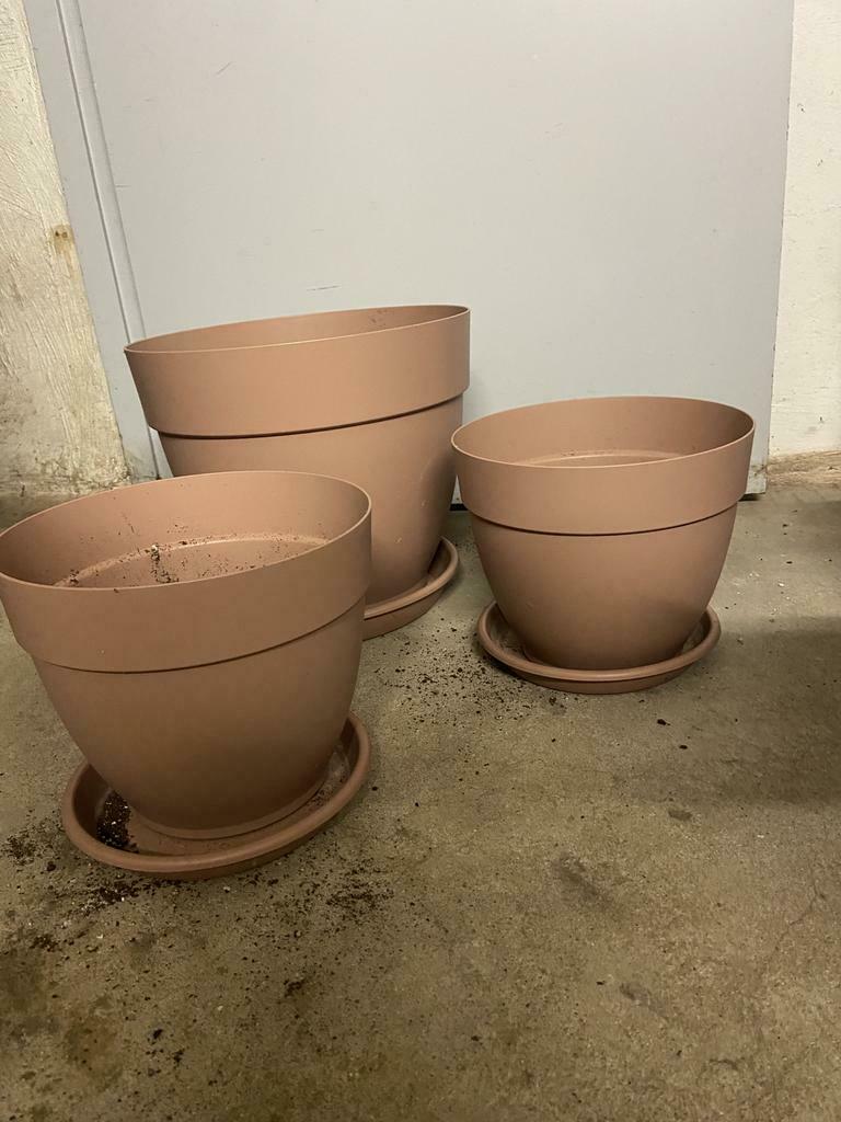 3 taupe plastic bloempotten met plantenschaaltjes, als nieuw, Tuin en Terras, Ophalen of Verzenden