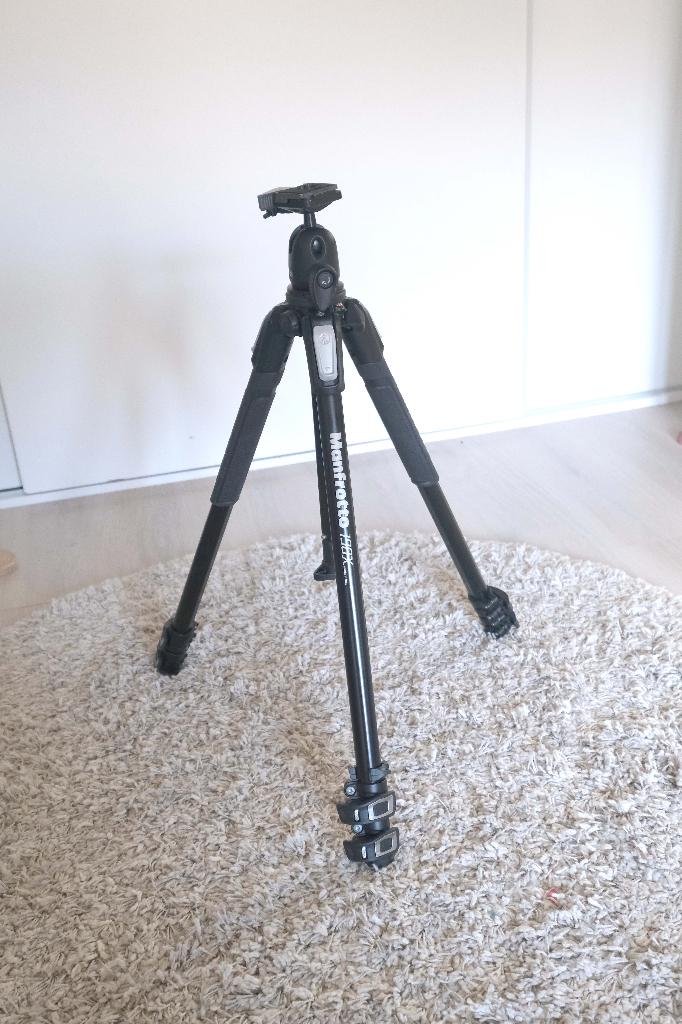 A vendre pied Manfrotto, Neuf, Enlèvement ou Envoi, Avec rotule, 175 cm ou plus