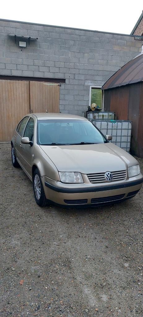 VW Bora 1.6 16V, Autos, Boîte manuelle, 1200 kg, Berline, Tissu