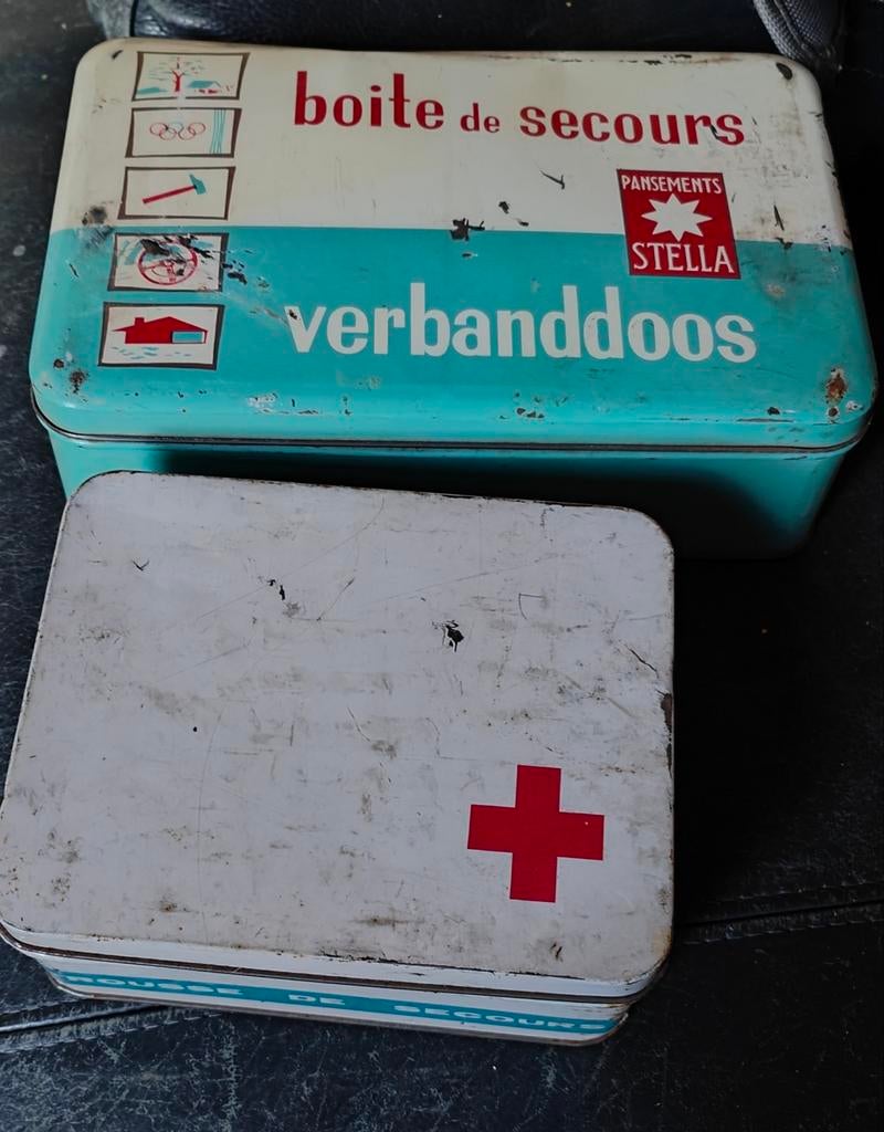 2 trousses de premier secours fer blanc vintage, Collections, Enlèvement ou Envoi