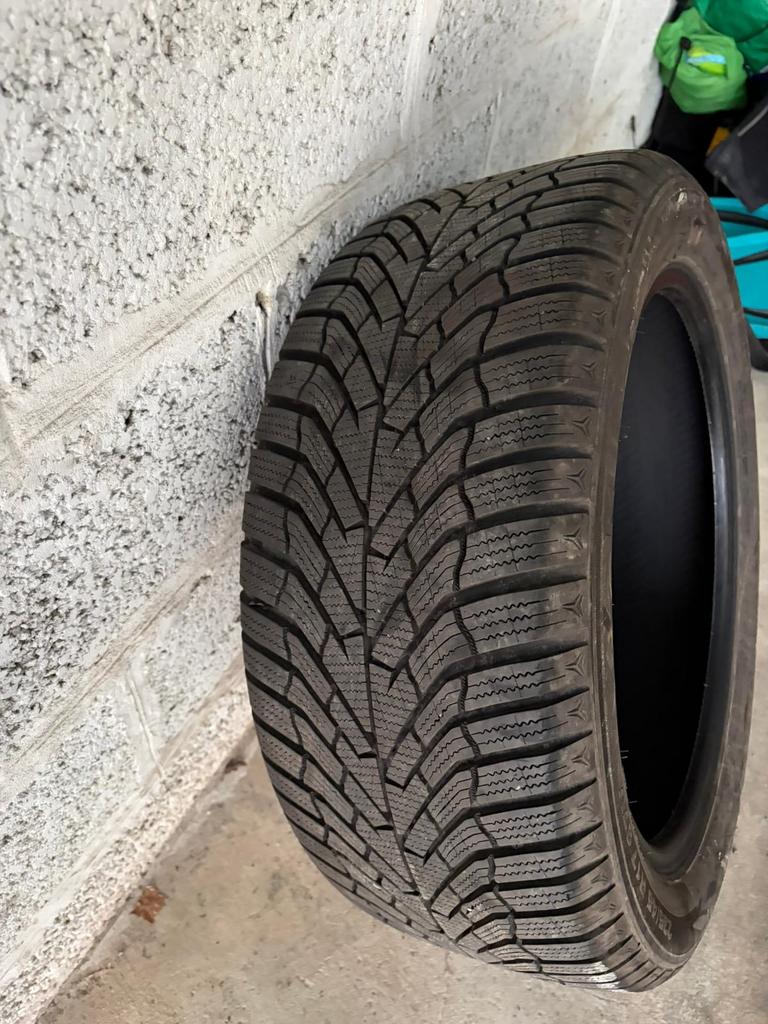 4 pneus hiver 235/45 R17 97v, Ophalen, Zo goed als nieuw