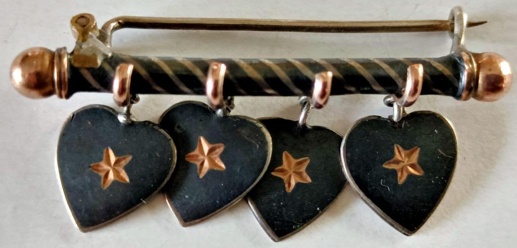 Broche en argent niellé + vermeil vintage avec 4 coeurs, Bijoux, Sacs & Beauté, Broches, Enlèvement ou Envoi, Autres couleurs