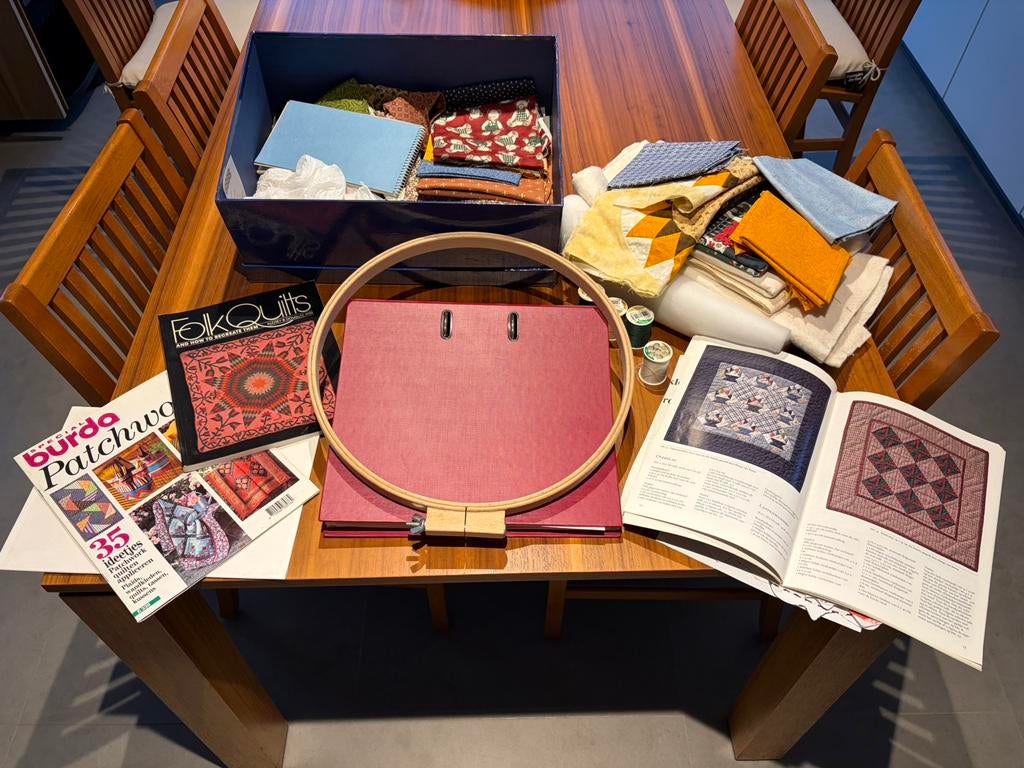 Doos met patchwork, alles om direct aan de slag te gaan., Hobby & Loisirs créatifs, Enlèvement, Comme neuf, Bricolage