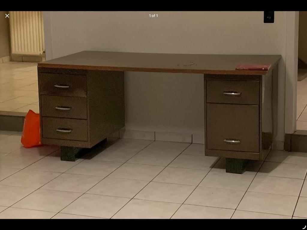 Stalen bureau met houten blad, Ophalen, Zo goed als nieuw