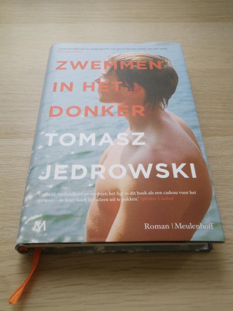 Tomasz Jedrowski - Zwemmen in het donker - hardback, Boeken, Ophalen of Verzenden, Zo goed als nieuw, Tomasz Jedrowski